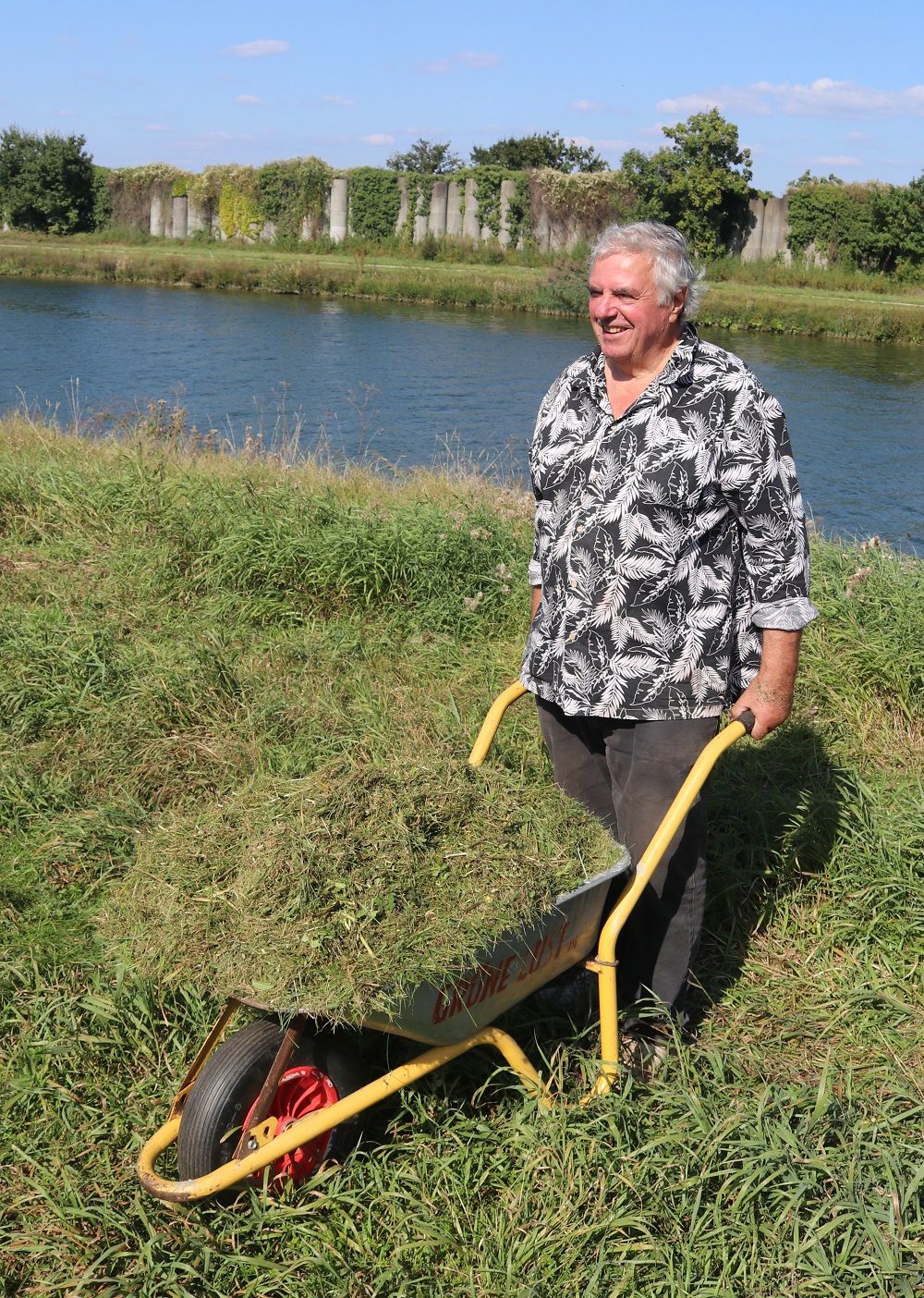 Hubert Rottner mit Schubkarre