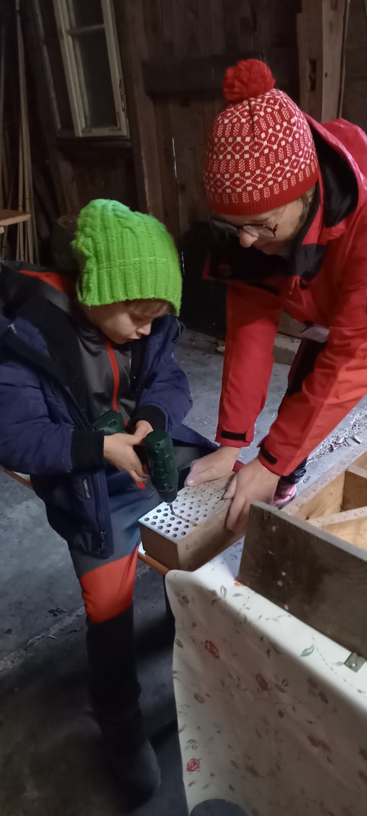 Reinigung von Insektennisthilfen (Foto: Sabine Scherer) Reinigung von Insektennisthilfen