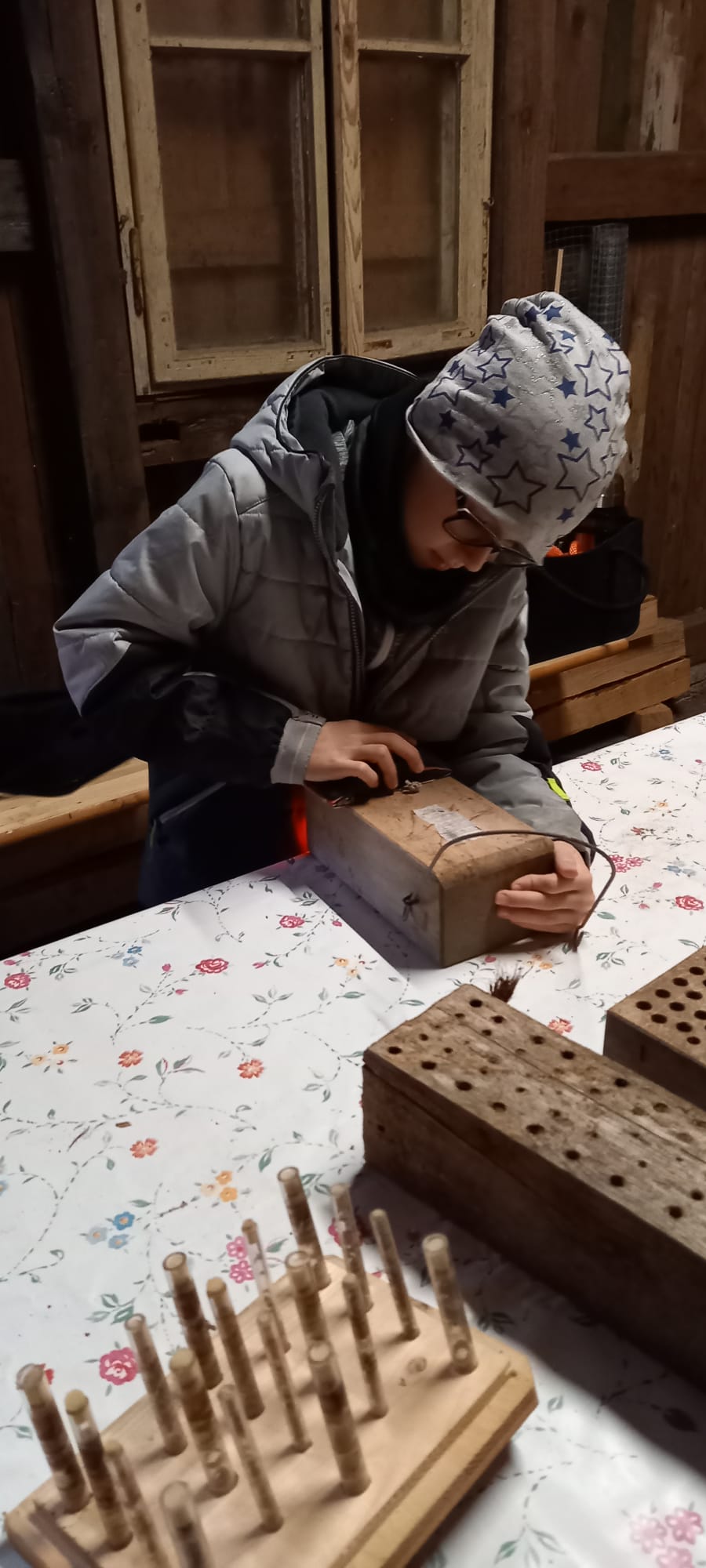 Reinigung von Insektennisthilfen (Foto: Sabine Scherer) Reinigung von Insektennisthilfen