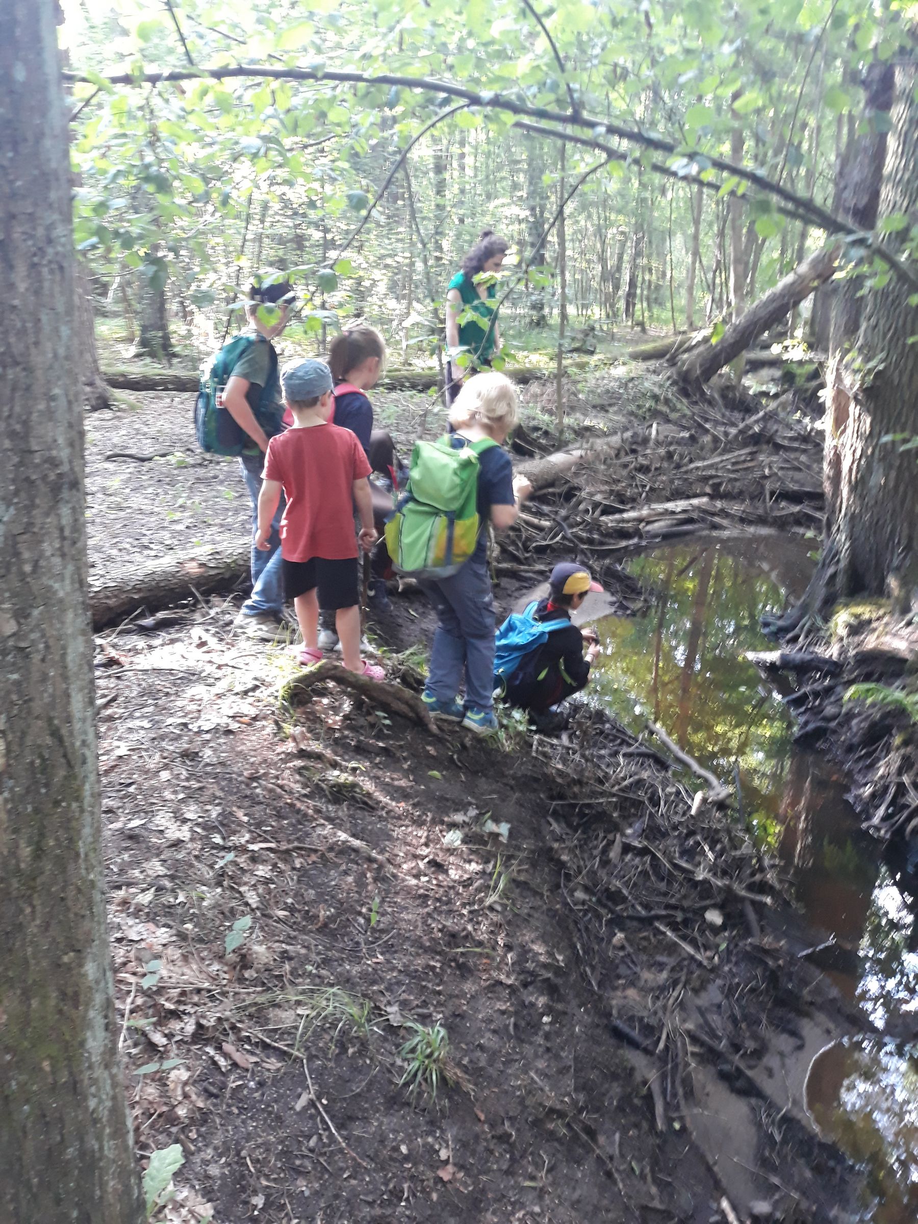 Kinder am Bach