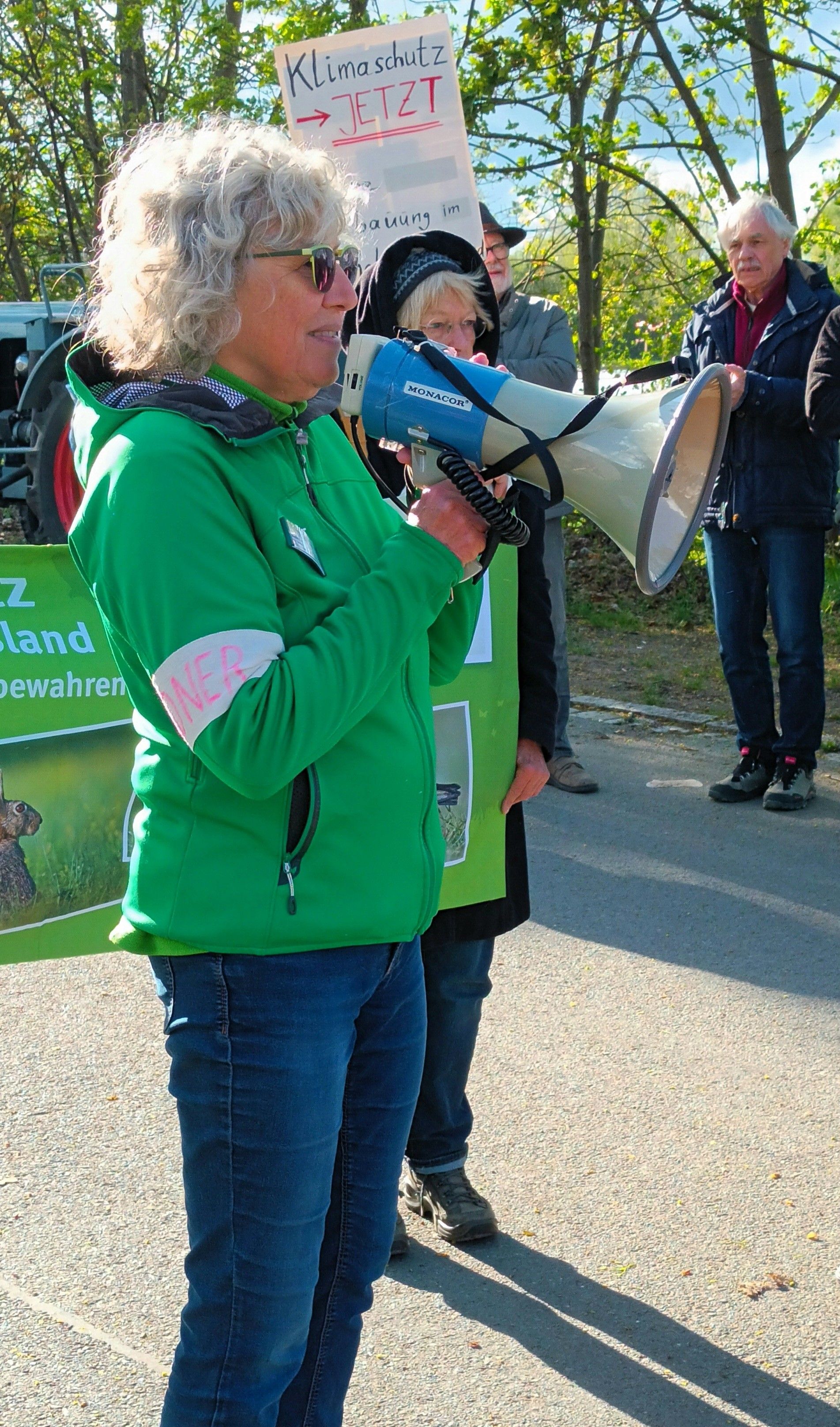 Elfriede Kolb-Eisner mit Megafon
