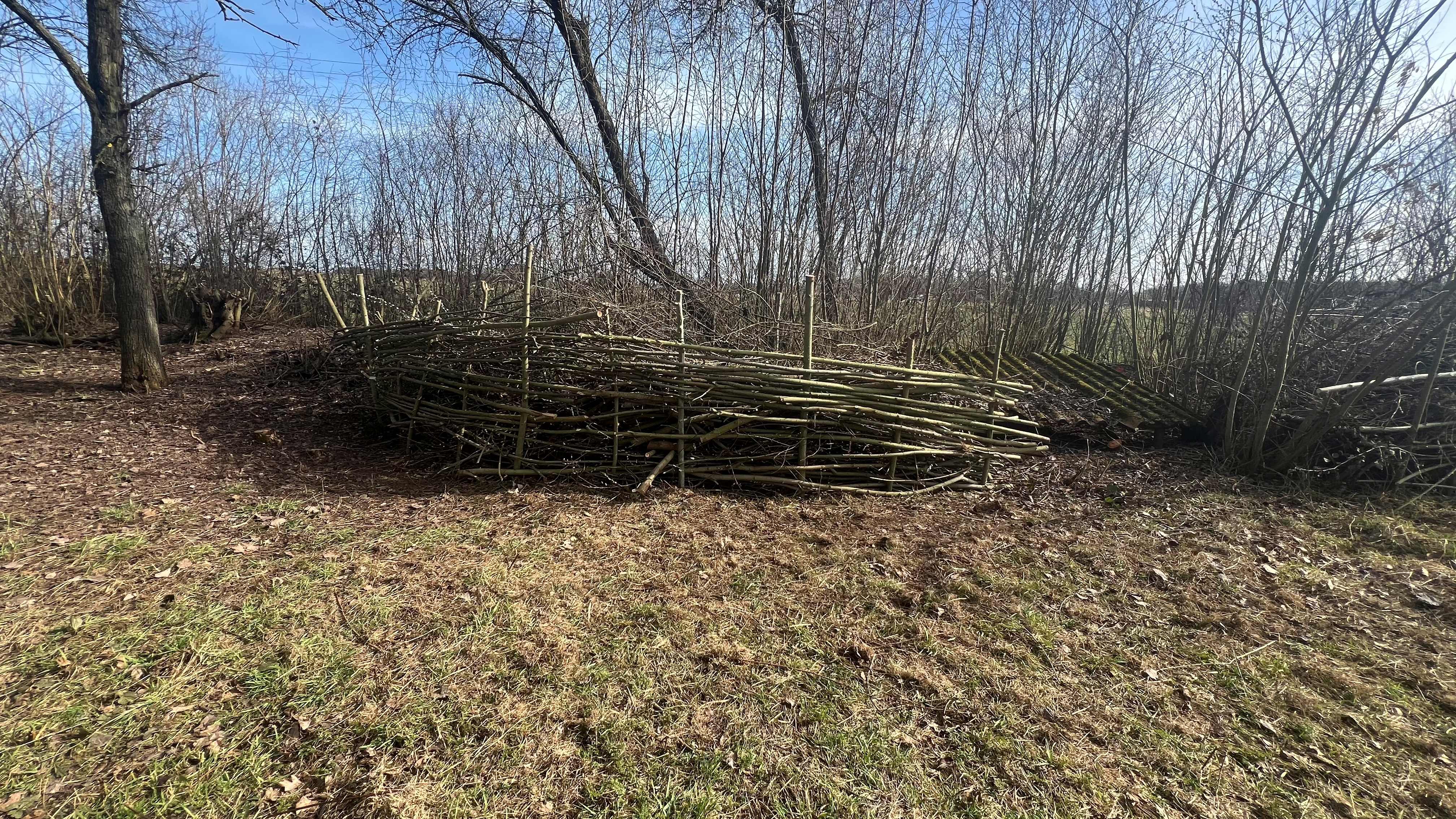 halbrunde geflochtene Totholzhecke