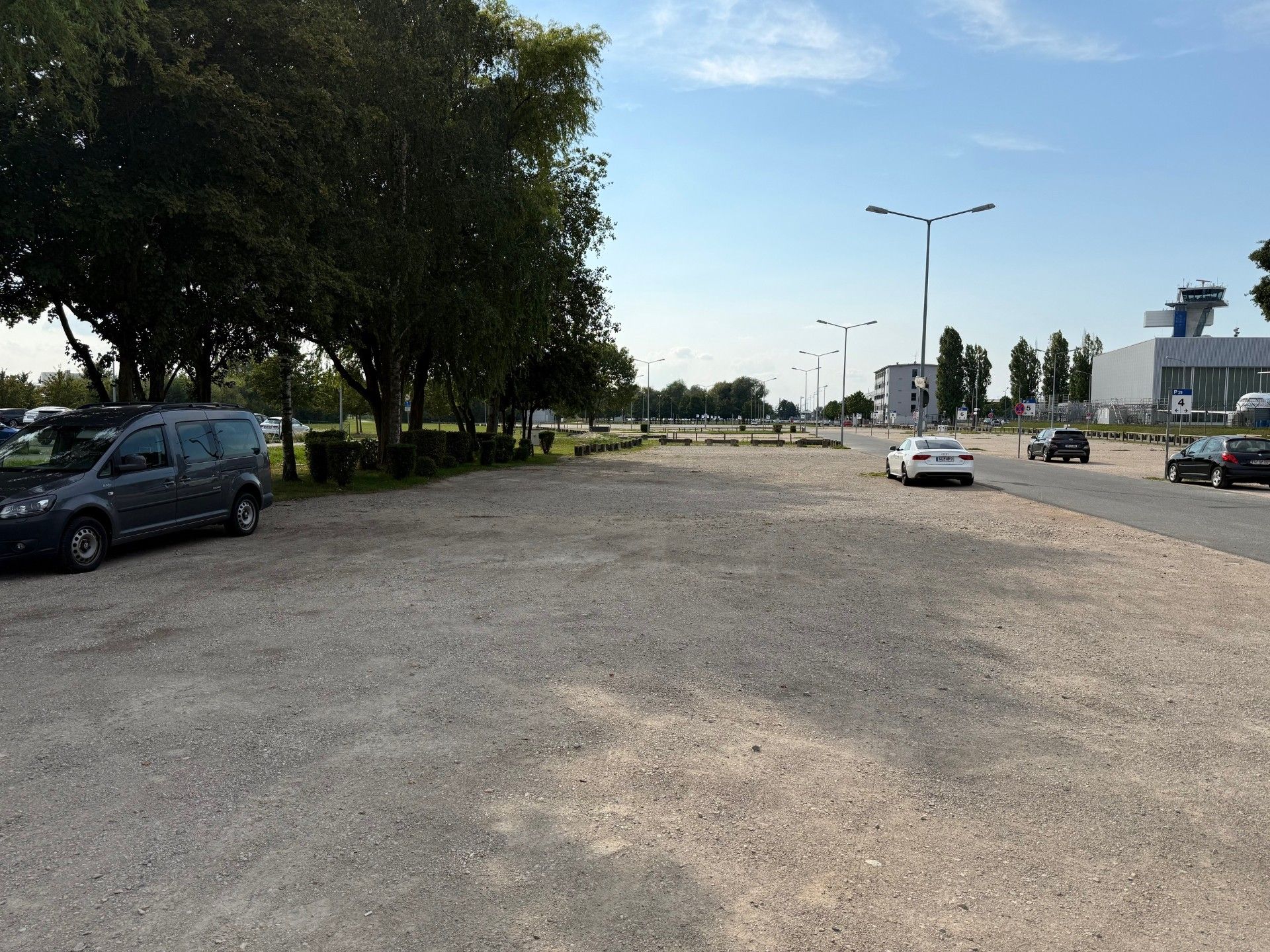 leerer Parkplatz am Flughafen