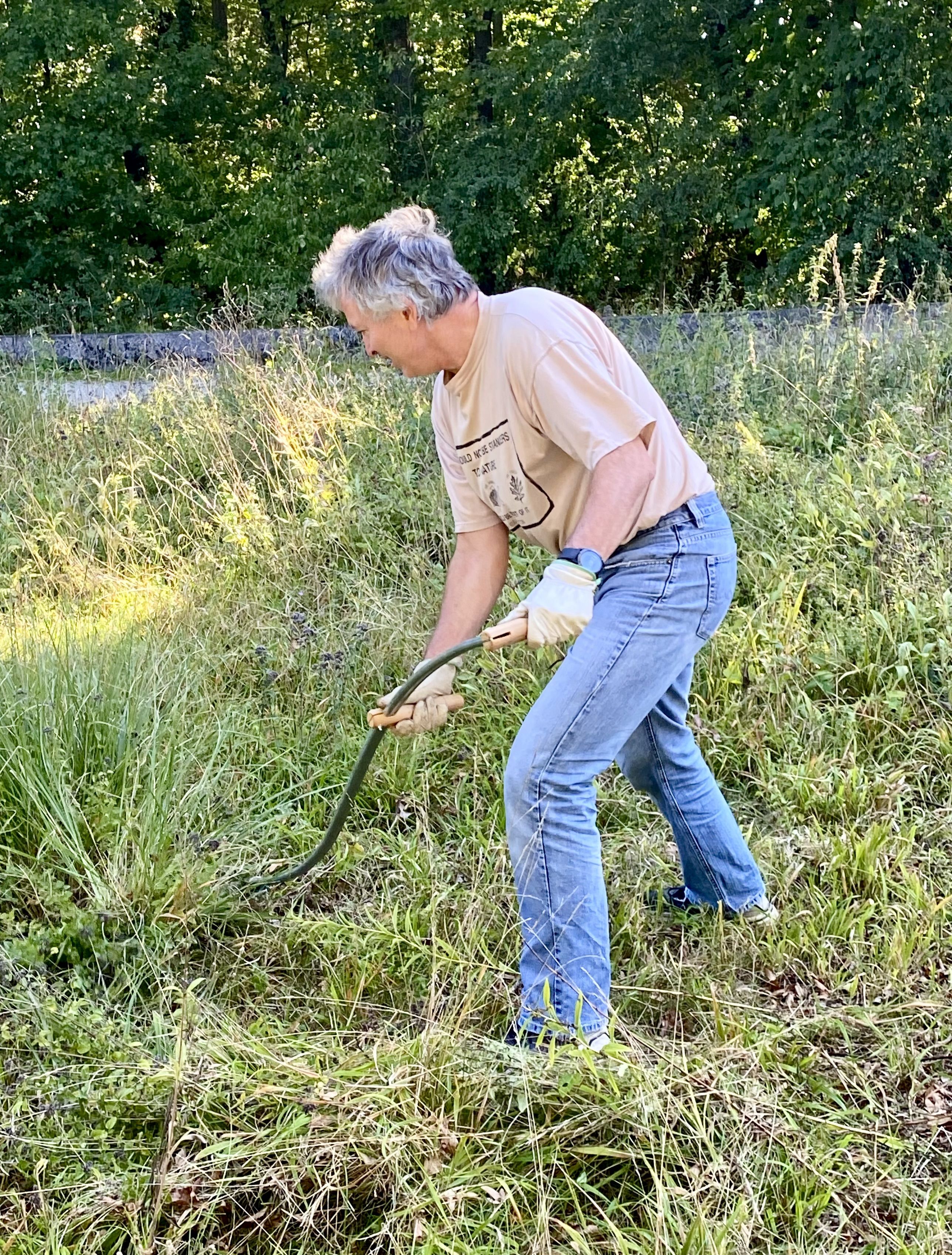 beim Sensen (Foto: Hiltrud Gödelmann) beim Sensen