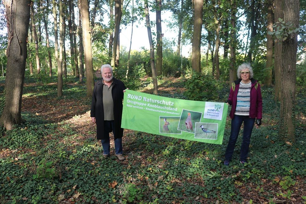 Klaus-Peter Murawski und Elfriede Kolb-Eisner mit Ortsgruppenbanner