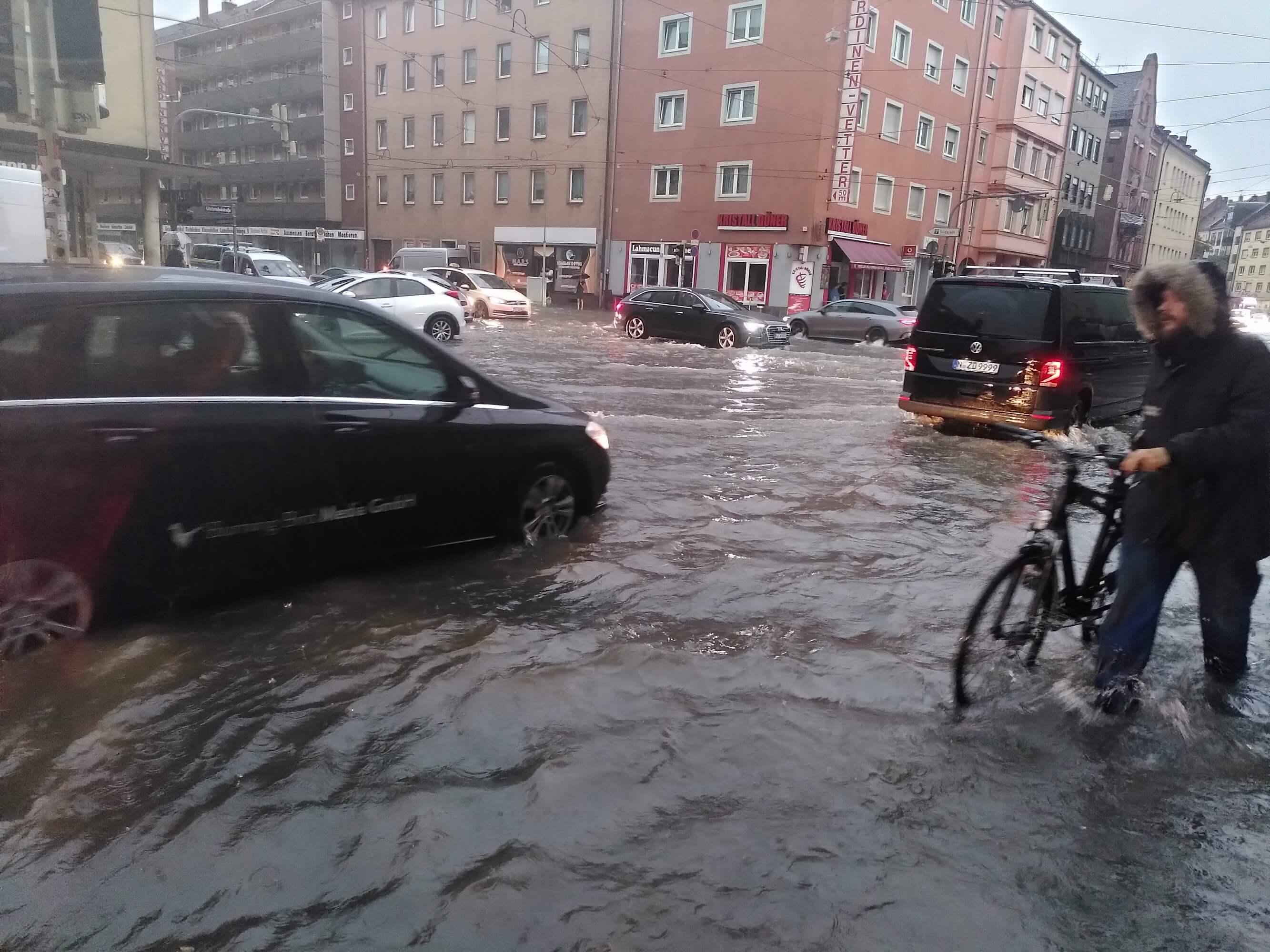 Überflutete Straße in Nürnberg