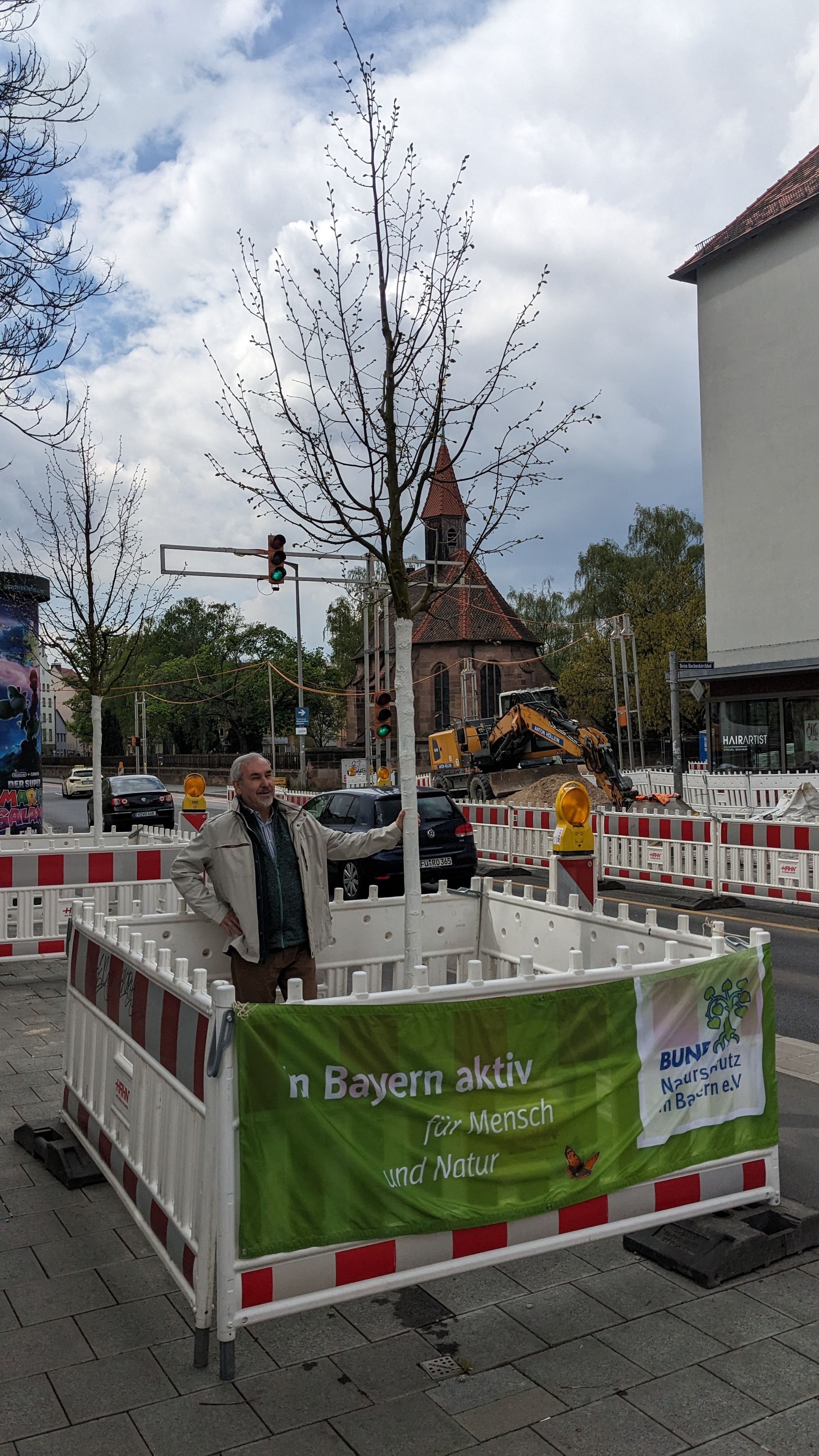 Mathias Schmidt mit seinem Baum