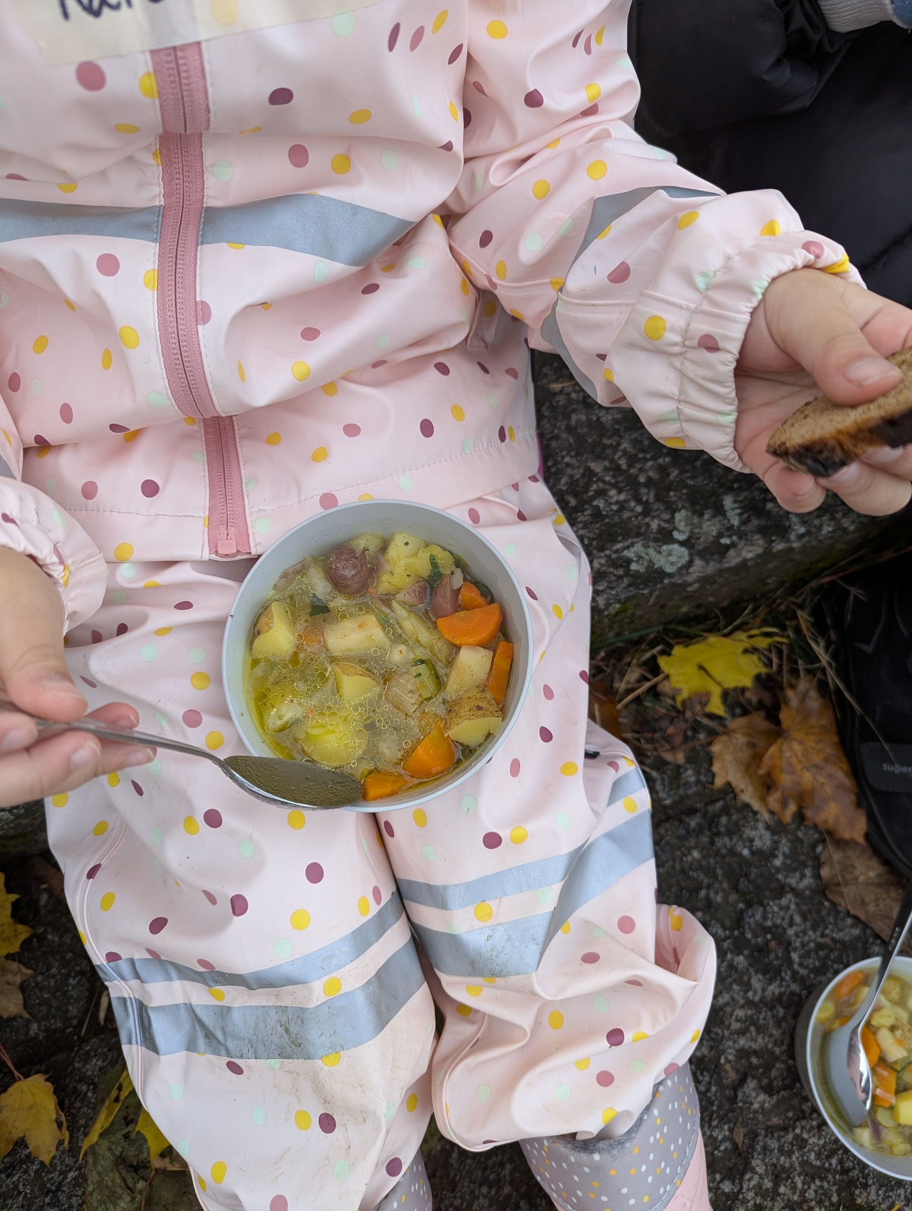 Kind mit Kartoffelsuppe