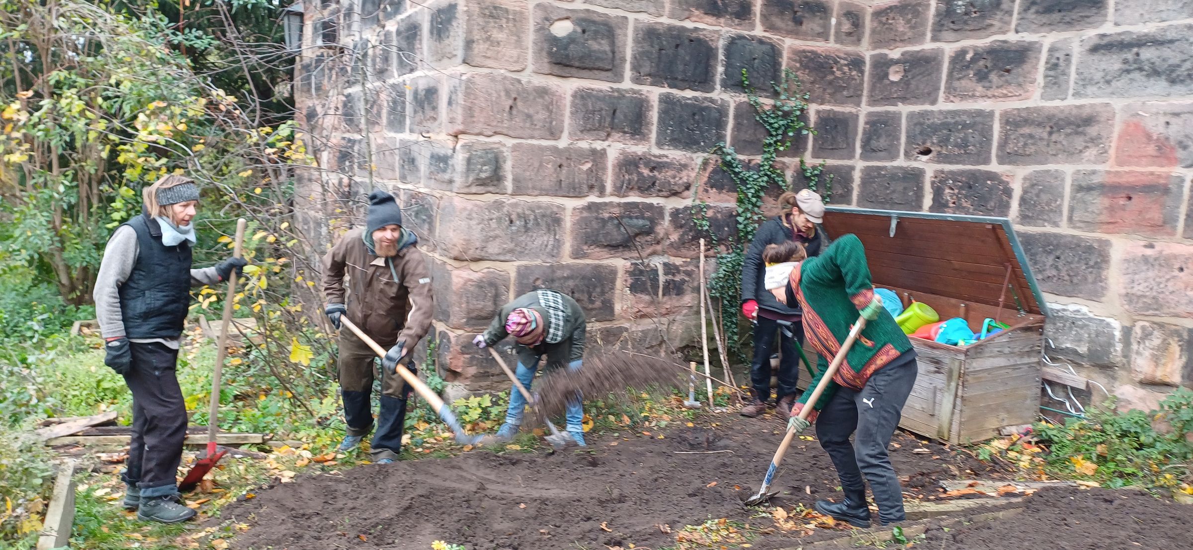 Mauer-Team bei der Arbeit