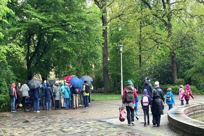 Besucher beim Tag des Baumes
