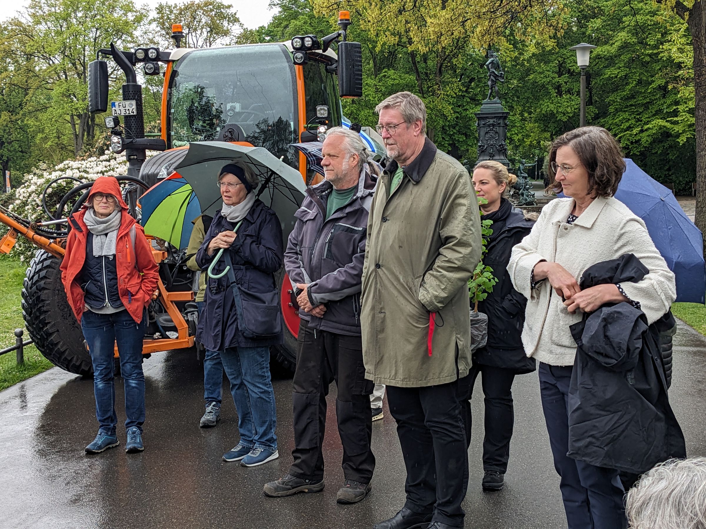 Besucher beim Tag des Baumes