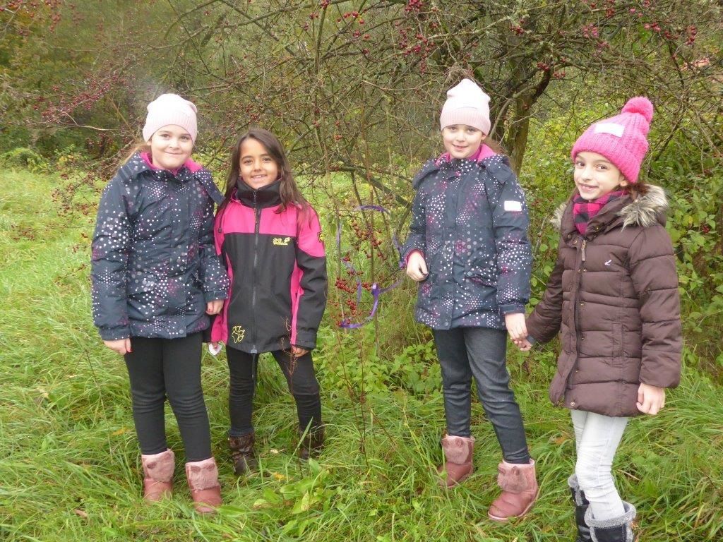 Wiesenkinder mit Heckenfrüchten