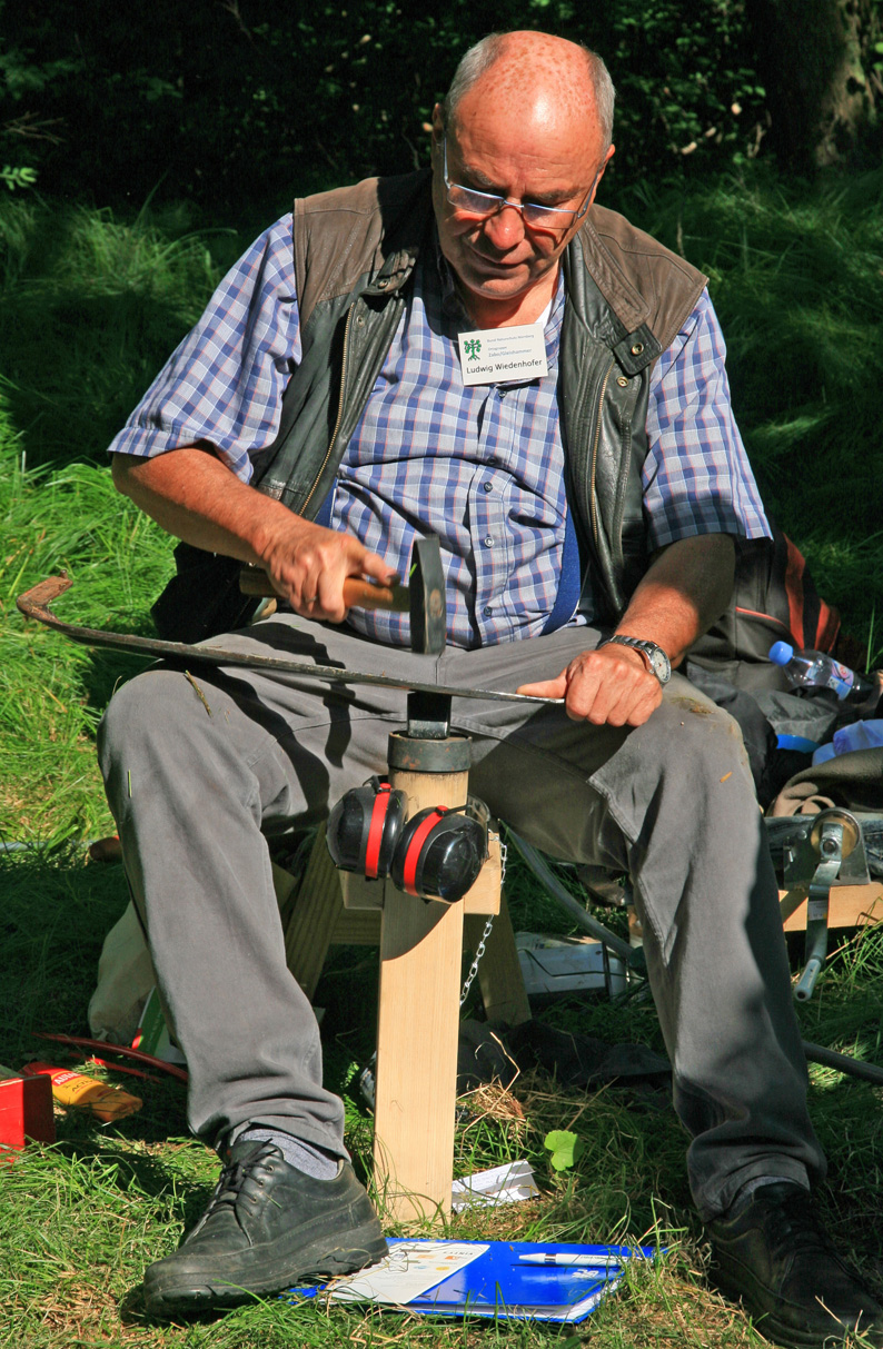 Sensenmann Ludwig Wiedenhofer bei der Arbeit