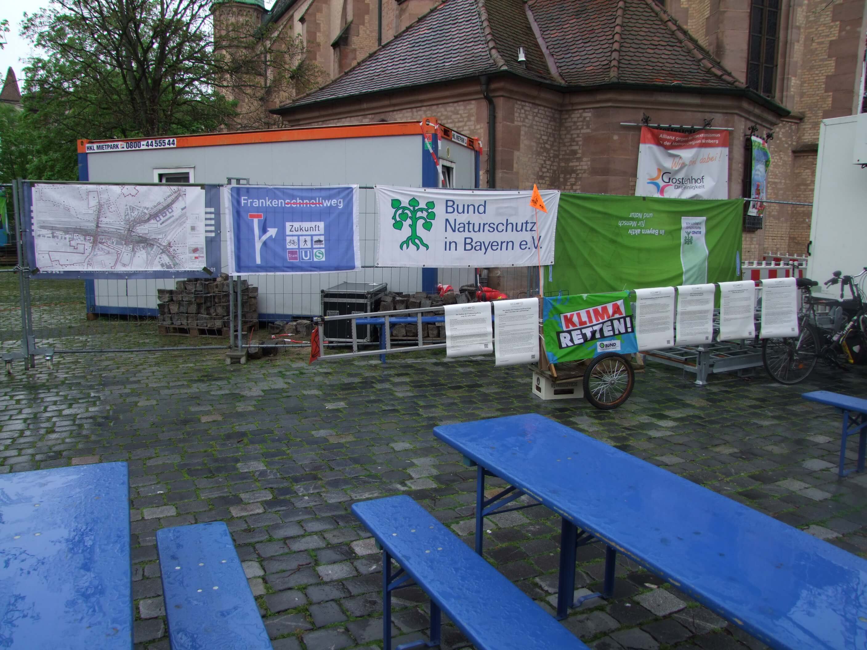 Ausbauplan und Banner nach dem Regen