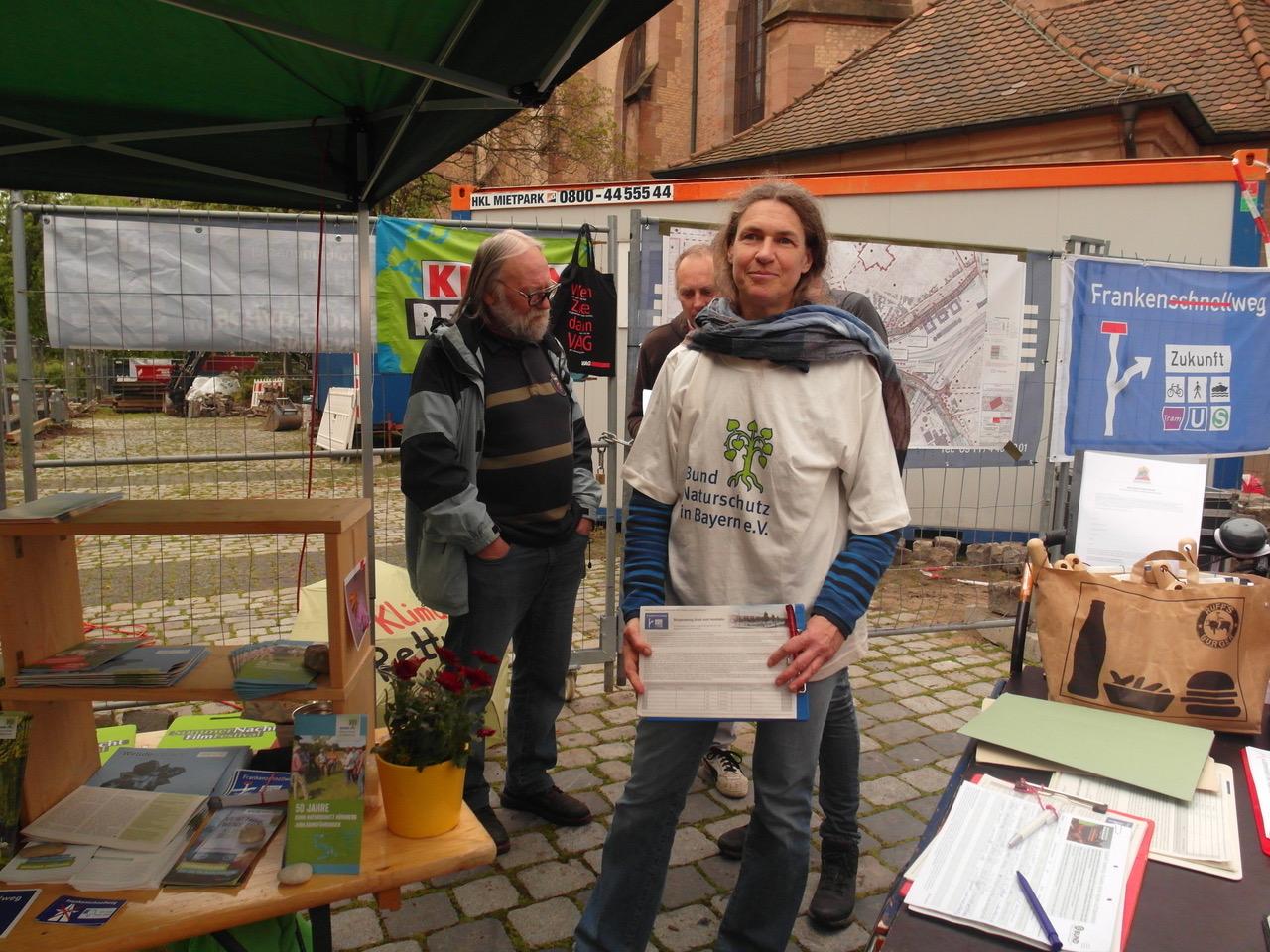 Unterschriften sammeln am Infostand