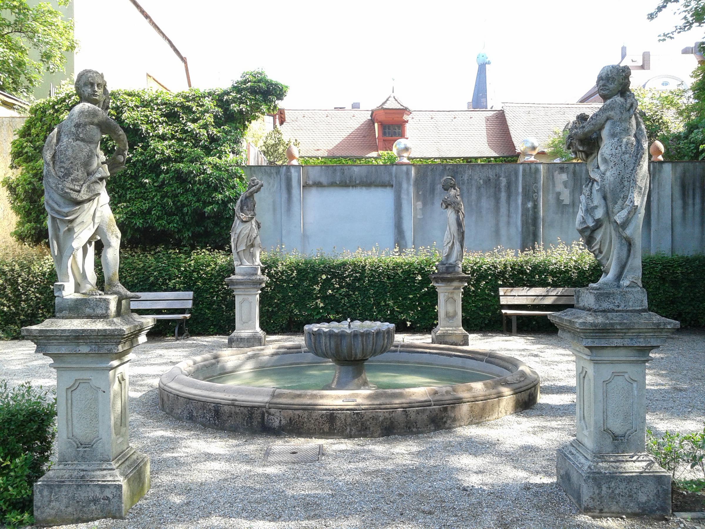 Vierjahreszeitenbrunnen (befindet sich bei den Kräuterbeeten)